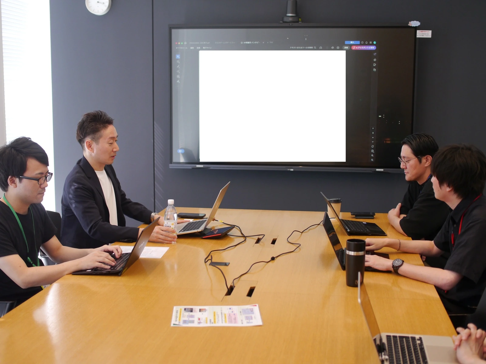 同じ会議室でクロスゲームズとLINEヤフーコミュニケーションズのメンバーが向き合って打ち合わせをしている様子